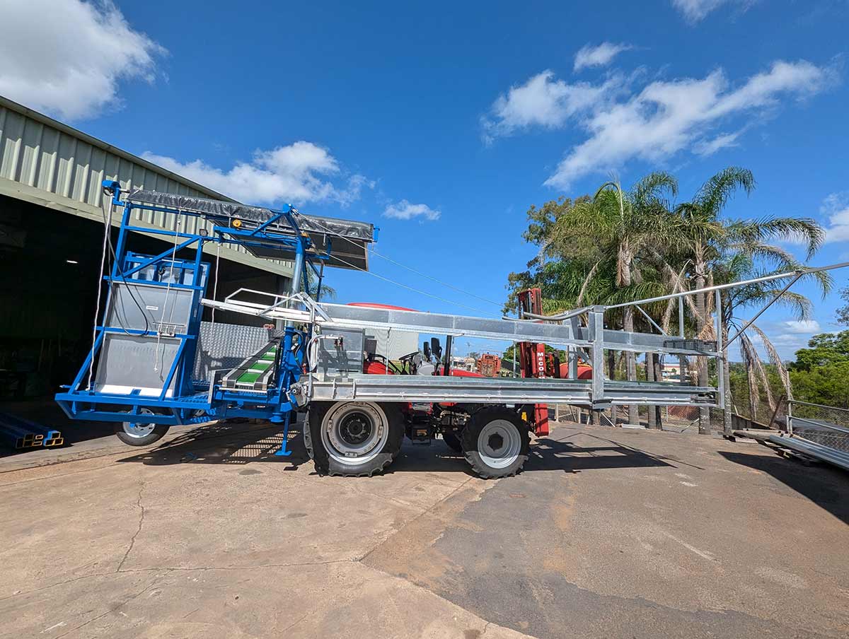 hydraulically driven conveyor system